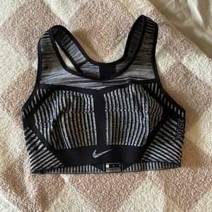 Nike sports bra - never worn. No padding. Size M.